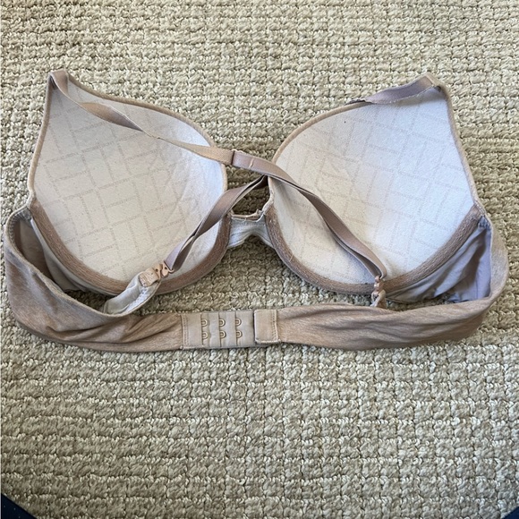 Tan bra with some push up and adjustable straps - Picture 2 of 3